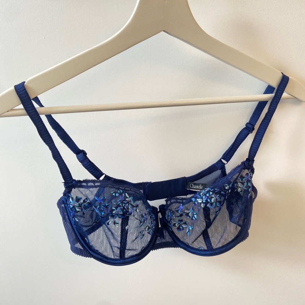 Blue lace bra from Chantelle with small blue flowers. Lingerie. cup size C/D.